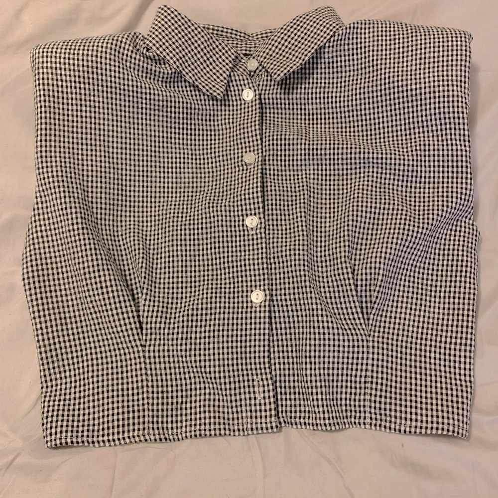 Medium black and white button down crop top